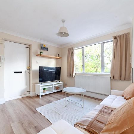 Lovely Studio Flat In Wimbledon W/ Free Parking 런던 외부 사진