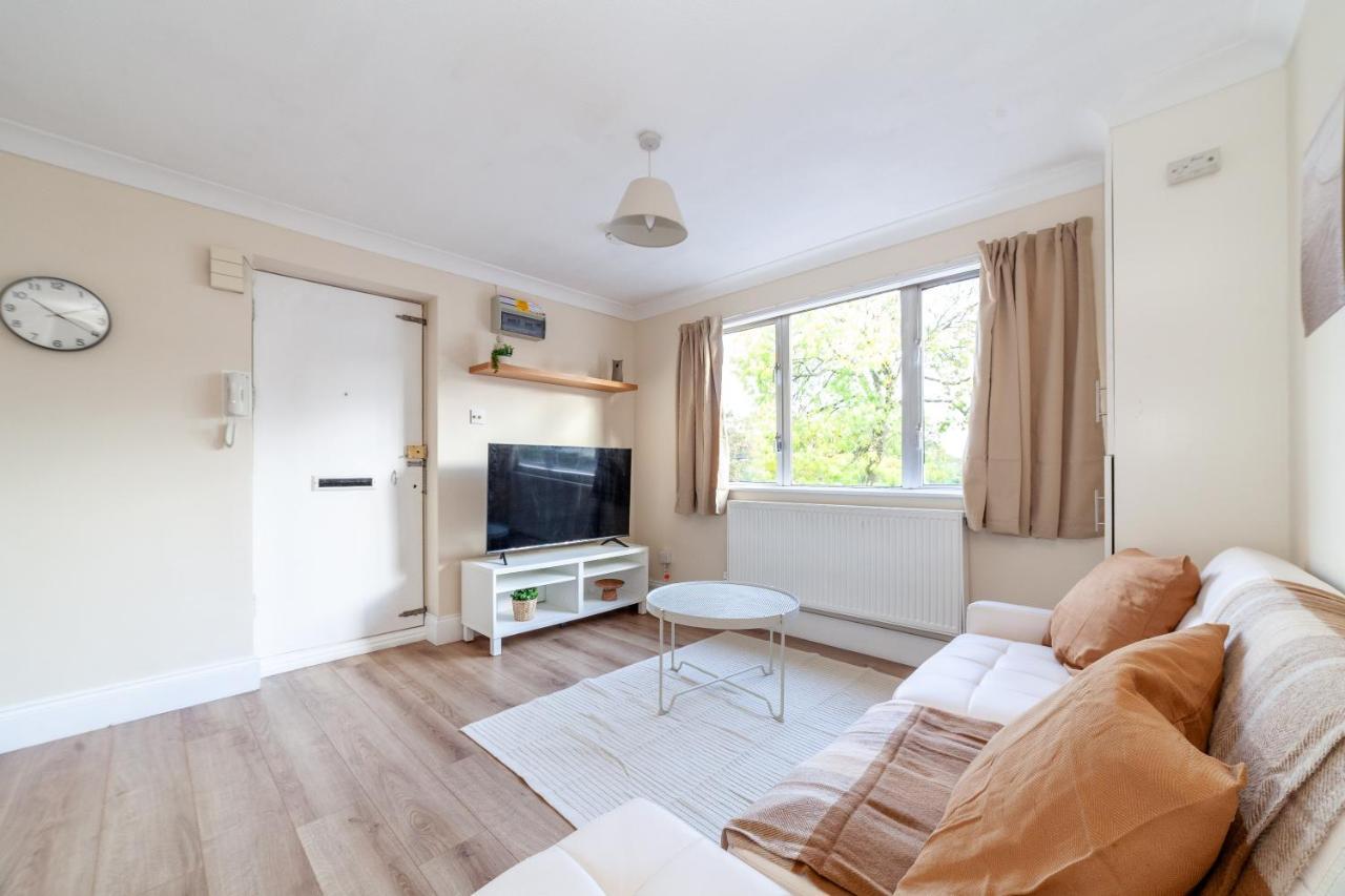 Lovely Studio Flat In Wimbledon W/ Free Parking 런던 외부 사진