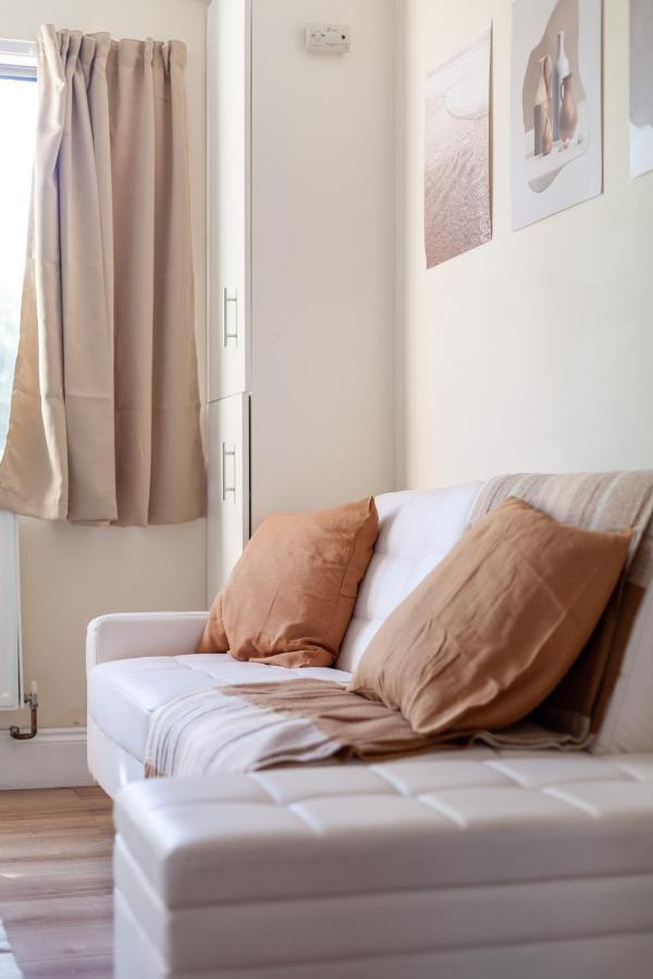 Lovely Studio Flat In Wimbledon W/ Free Parking 런던 외부 사진