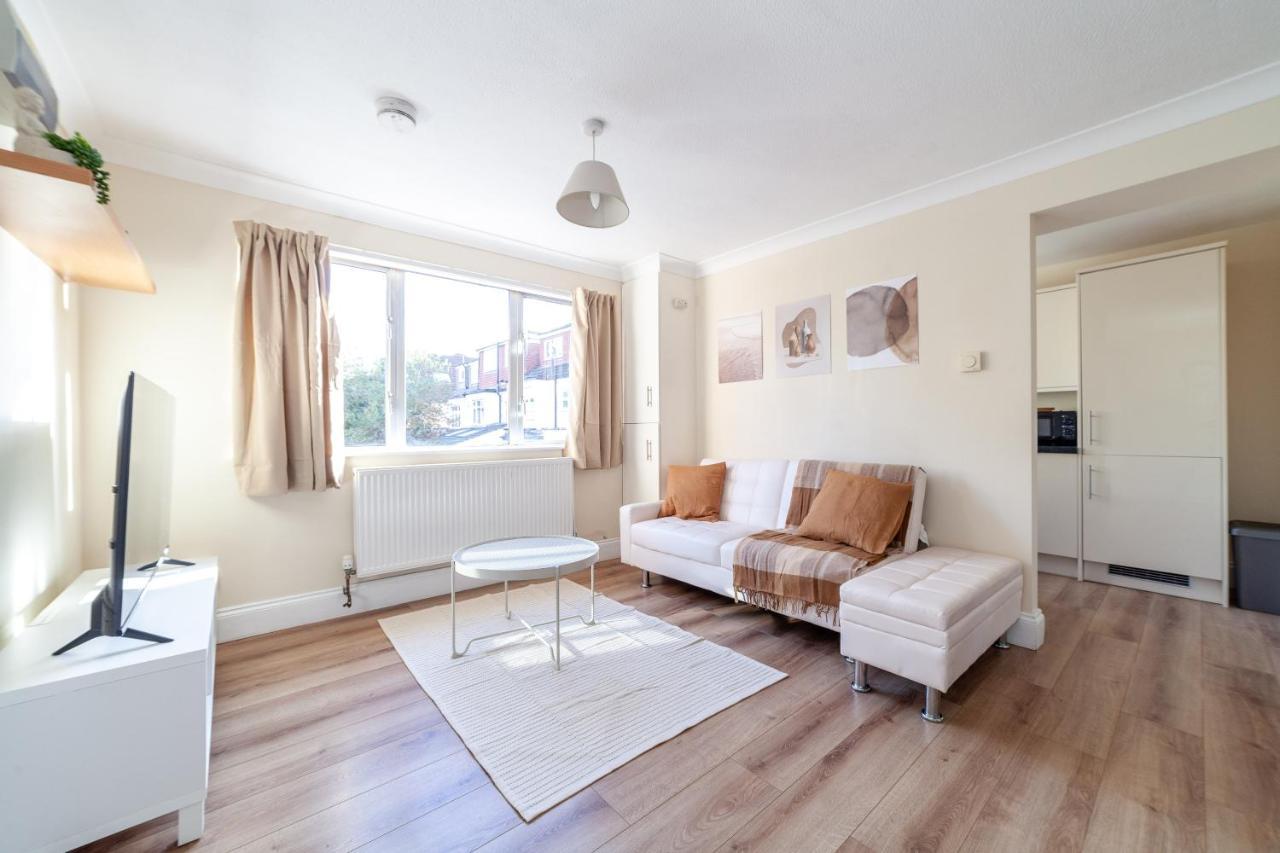 Lovely Studio Flat In Wimbledon W/ Free Parking 런던 외부 사진