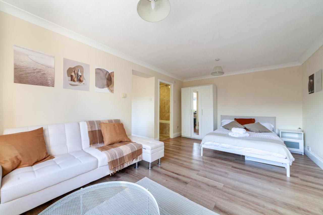 Lovely Studio Flat In Wimbledon W/ Free Parking 런던 외부 사진