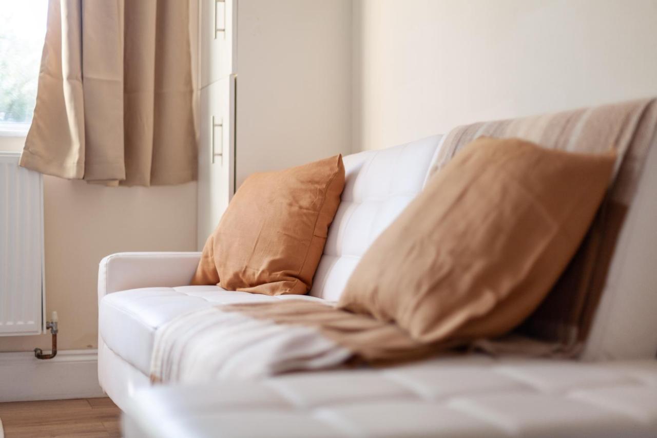 Lovely Studio Flat In Wimbledon W/ Free Parking 런던 외부 사진